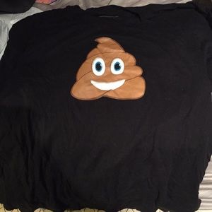 A 💩 emoji tee